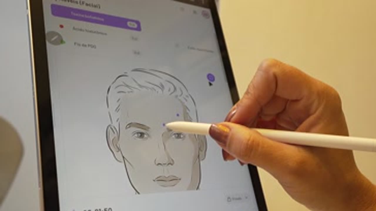 Planejamento facial em tela durante avaliação estética
